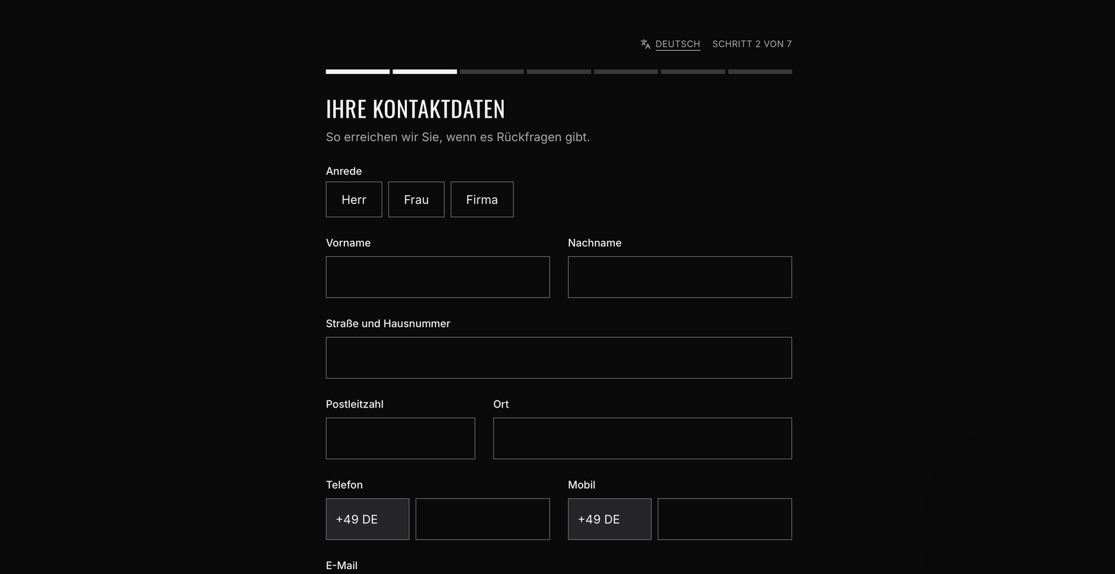 Der Kunde füllt selbst aus, am Gerät im Büro oder über einen Link von zu Hause. Sieben Schritte, Sprache umschaltbar.